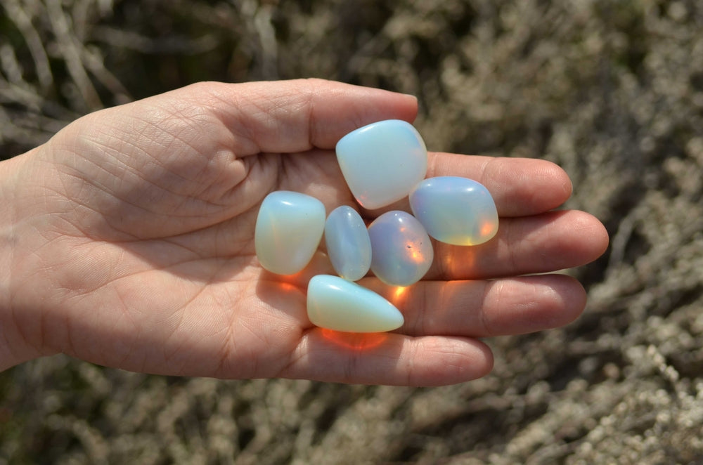 WHAT IS MOONSTONE MEANING, HEALING PROPERTIES, USAGES