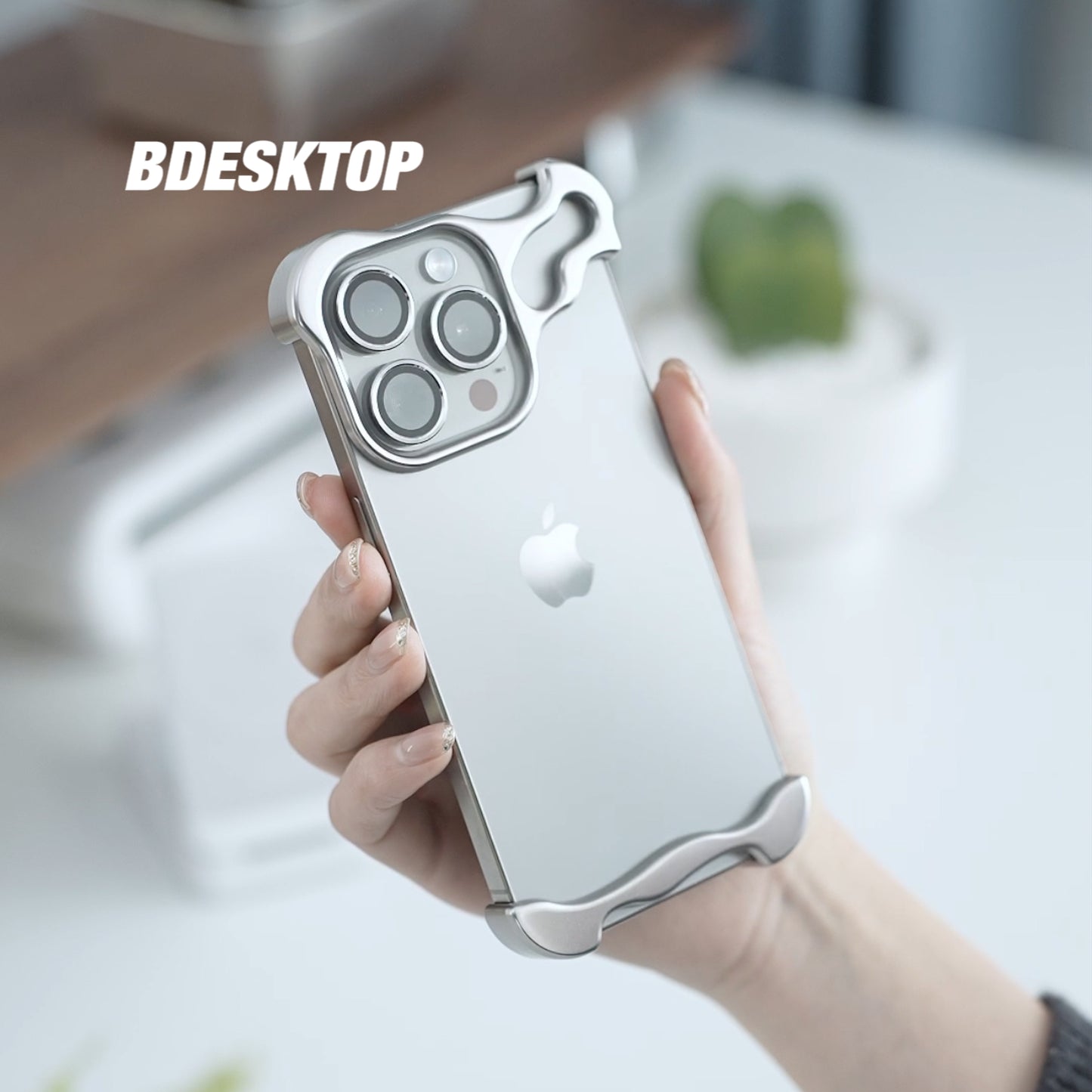 Boutique de conception Bdesktop ｜ Étui de protection en alliage de zinc en forme d'extraterrestre pour iPhone, offrant une sensation de machine nue métallique