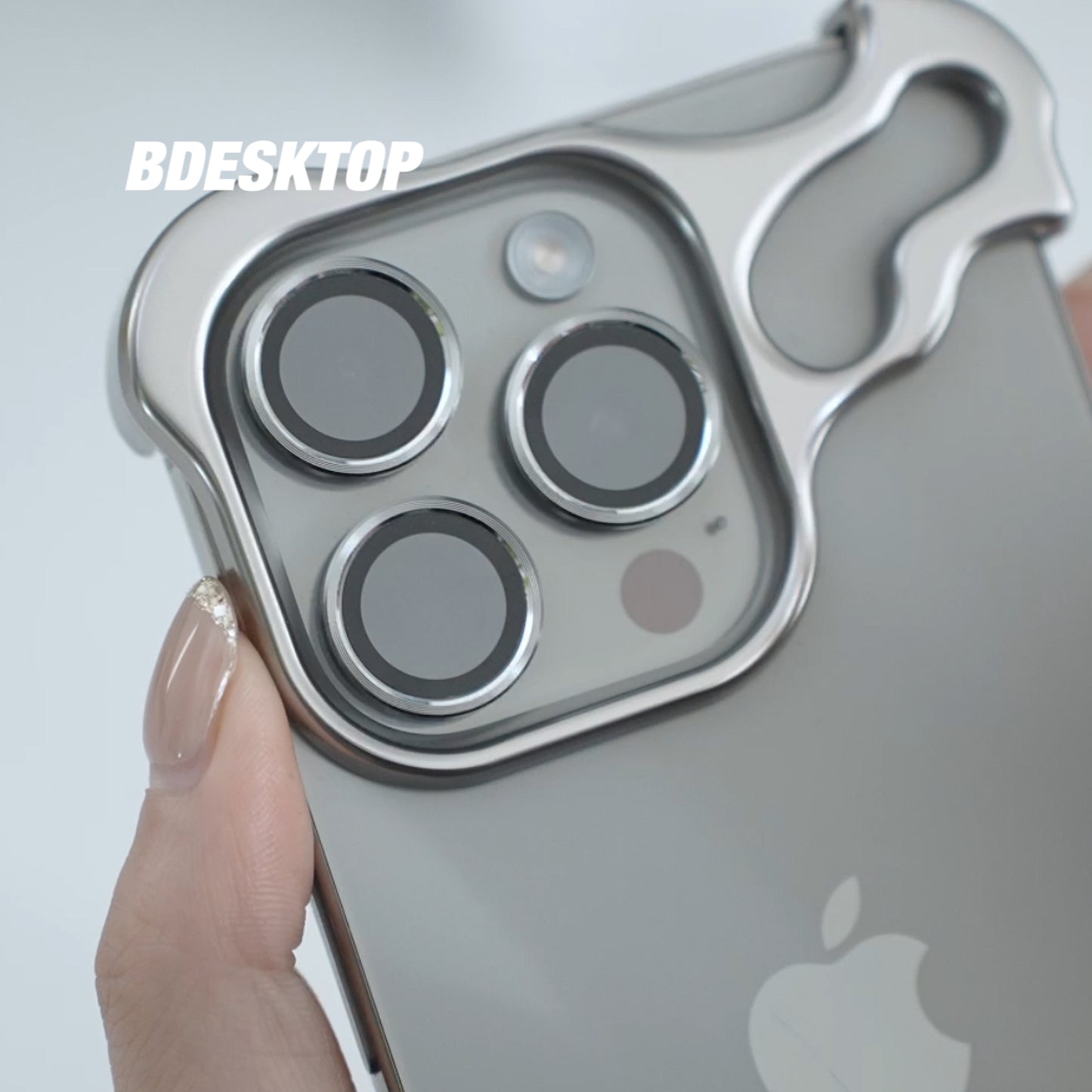 Boutique de conception Bdesktop ｜ Étui de protection en alliage de zinc en forme d'extraterrestre pour iPhone, offrant une sensation de machine nue métallique