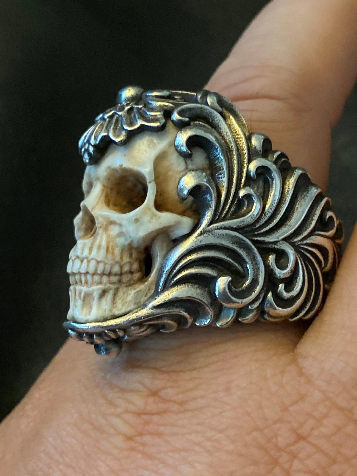 49% de descuento💀Anillo de cráneo de asta de armadura floral de polaco vintage